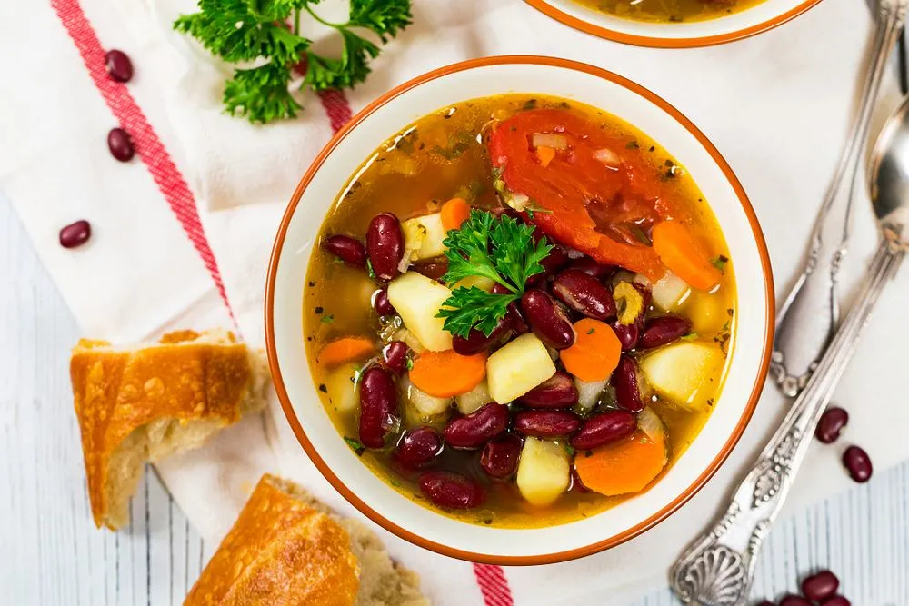 Zdjęcie Jakie zioła do zupy fasolowej? 8 aromatycznych propozycji
