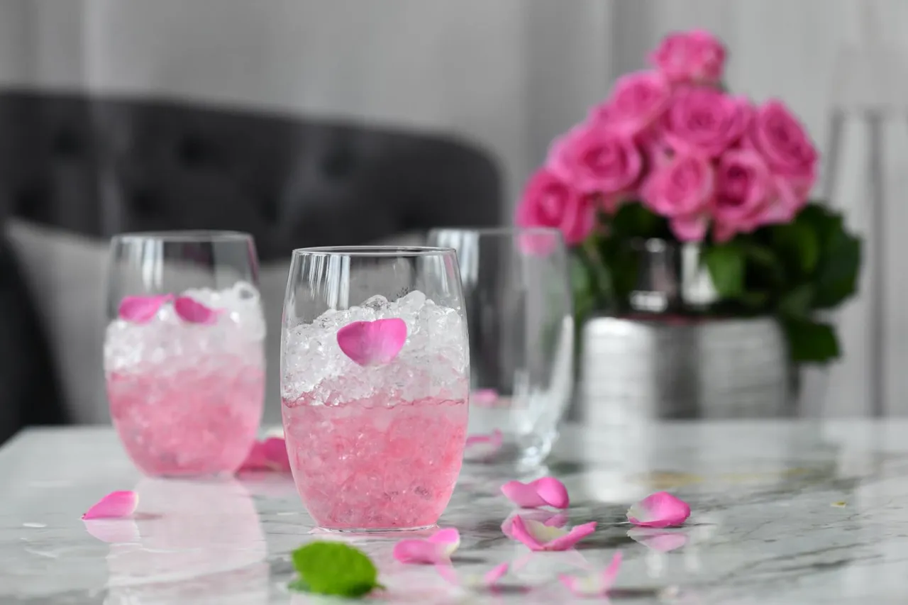 Różowe koktajle z płatkami róż i miętą, idealne na letnie popołudnie. Prosecco a Szampan w koktajlach.