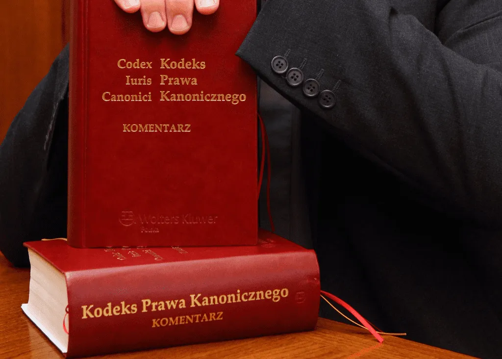 Kodeks Prawa Kanonicznego otwarty na stole