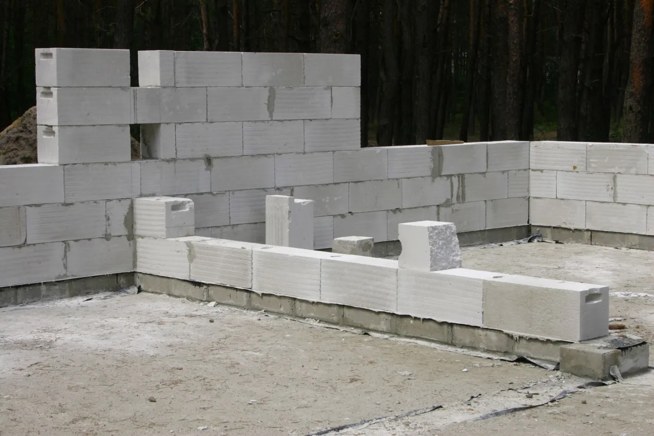 Przykłady zastosowań betonu lekkiego (np. ściany działowe) i ciężkiego (np. osłony radiologiczne)