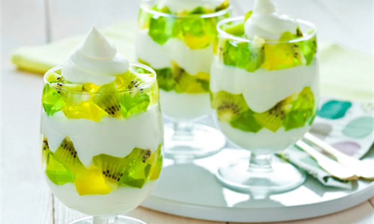 Desery z galaretką w pucharkach