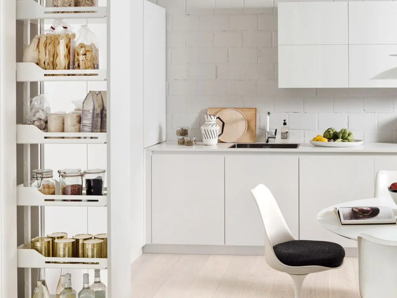 Wąska kuchnia ergonomiczne rozwiązania przechowywania