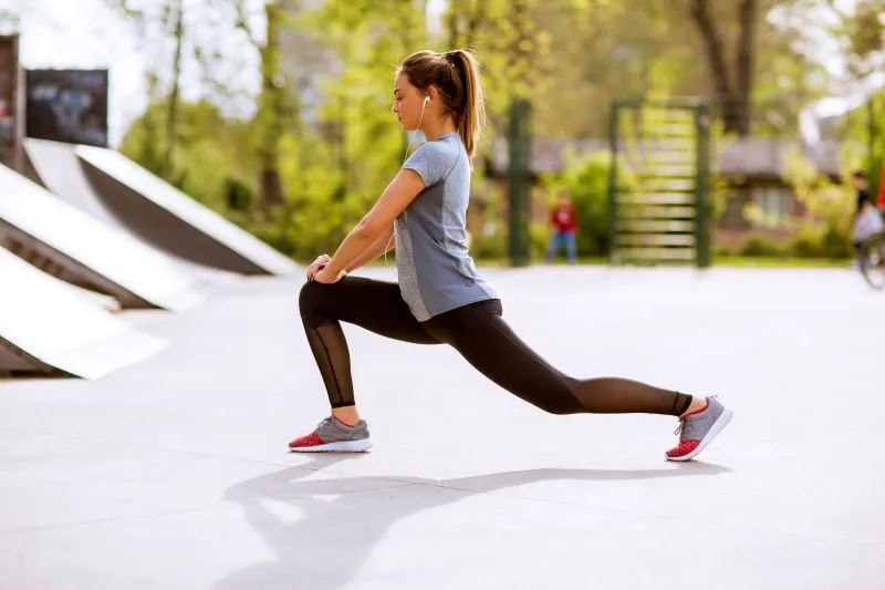 Kobieta wykonująca wykrok z rozciąganiem, prawidłowa technika