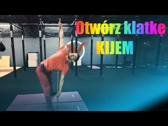 rozciąganie klatki piersiowej z kijem