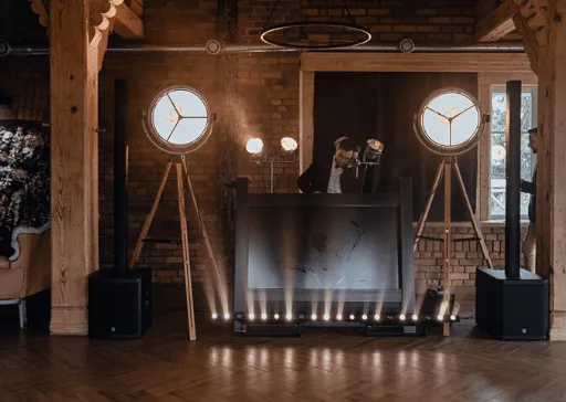 DJ na weselu, profesjonalne oświetlenie, para młoda