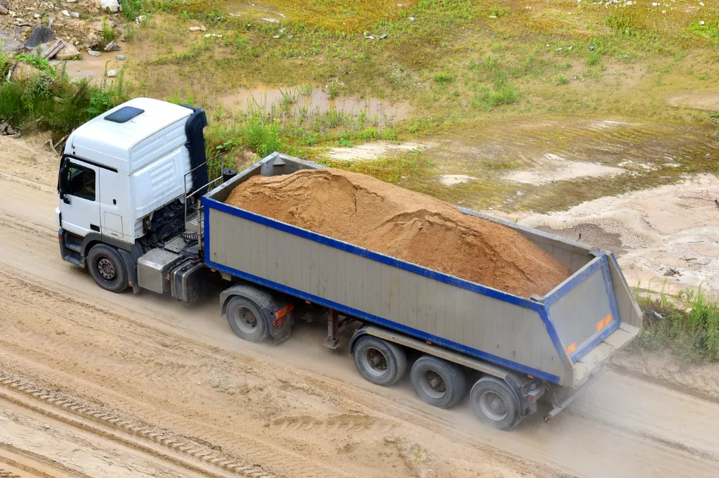r&oacute;żne typy naczep ciężarowych (firanka, chłodnia, wywrotka, cysterna)