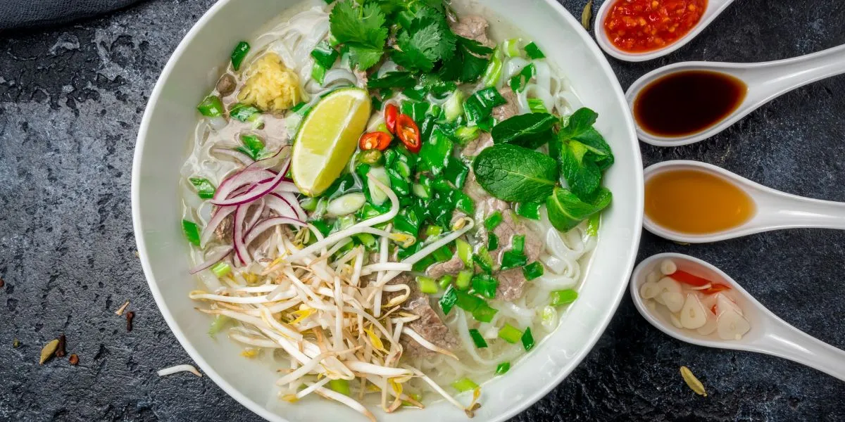 piękna miska zupy pho
