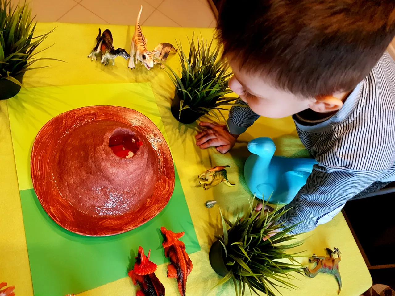 Kolorowy wulkan z sody i octu