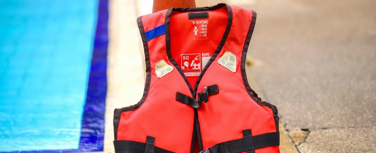 osoba przymierzająca kamizelkę do pływania