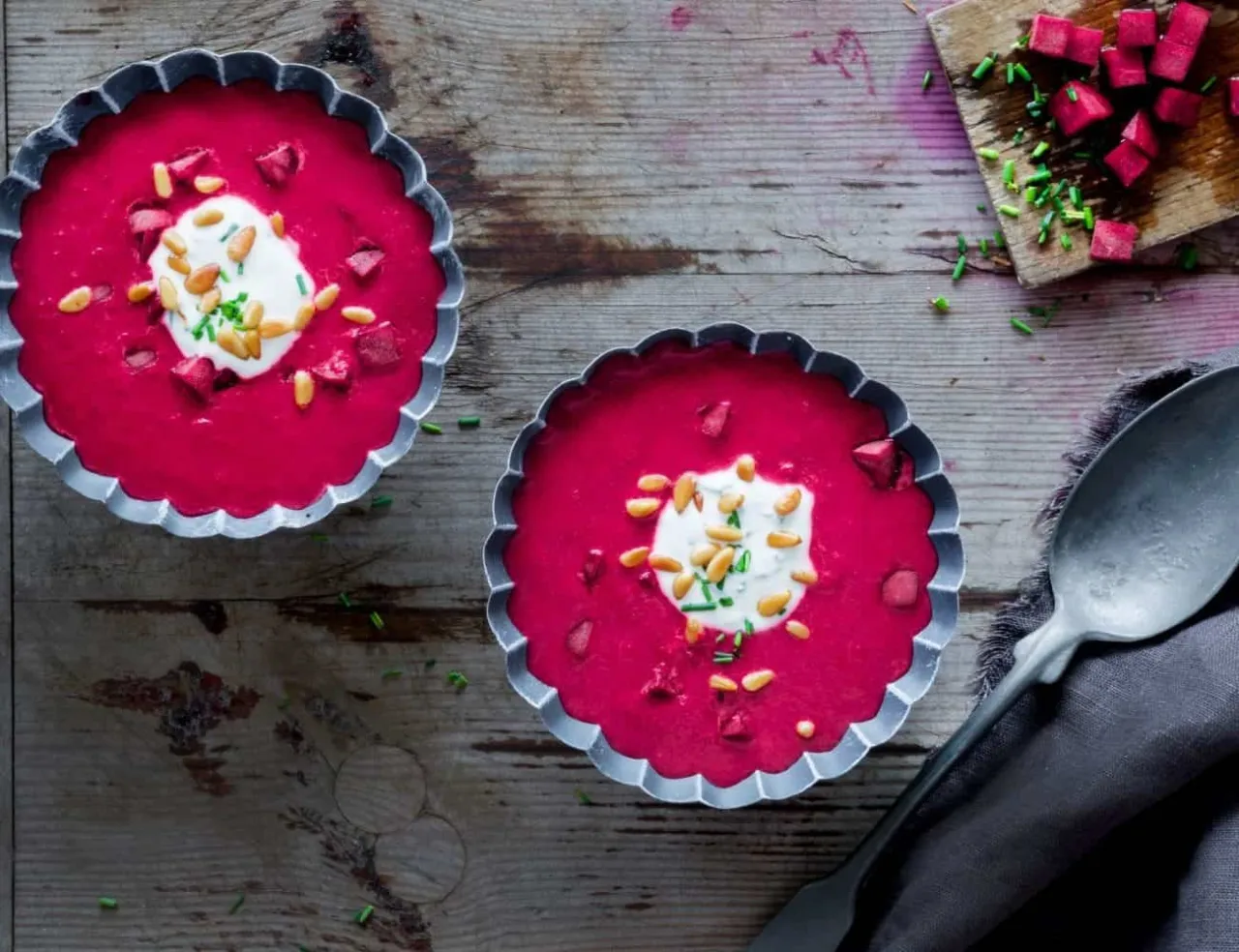 Rote Bete Suppe mit verschiedenen Toppings