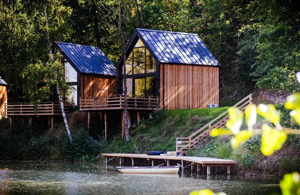 Nowoczesny domek nad jeziorem z jacuzzi i widokiem na Dolnym Śląsku