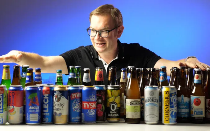 osoba pije piwo bezalkoholowe umiar
