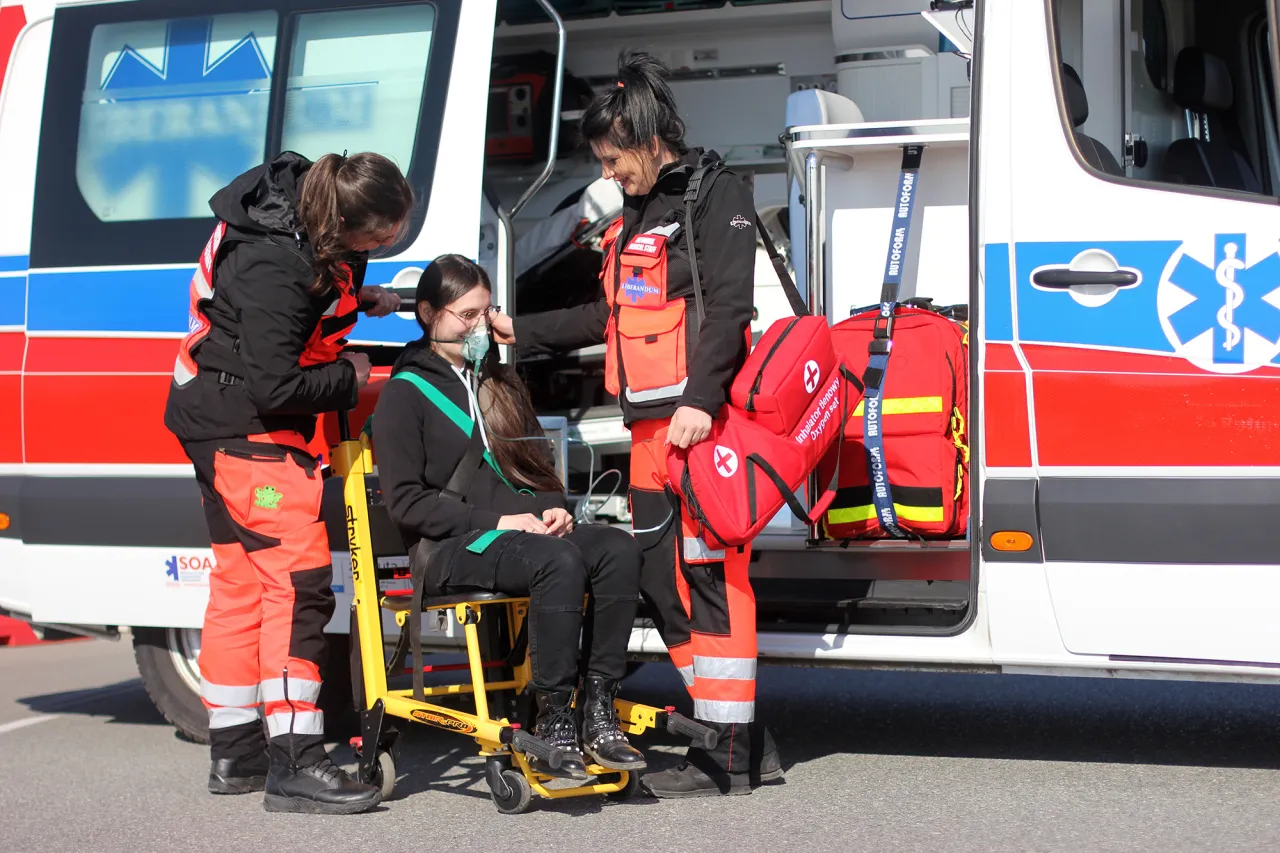 sanitariusz transport pacjenta w szpitalu