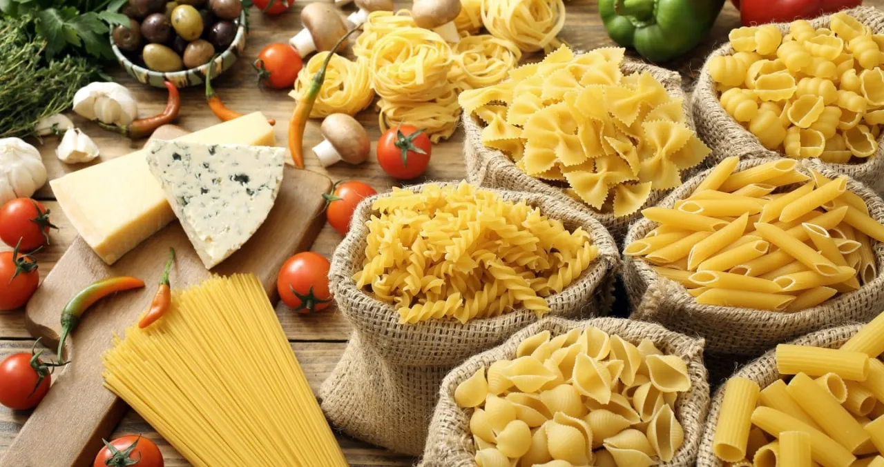 r&oacute;żne rodzaje domowego makaronu