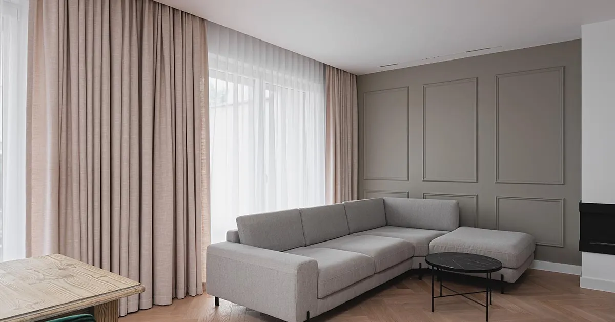 Zdjęcie Jakie są modne zasłony do salonu – trendy, które odmienią Twoje wnętrze