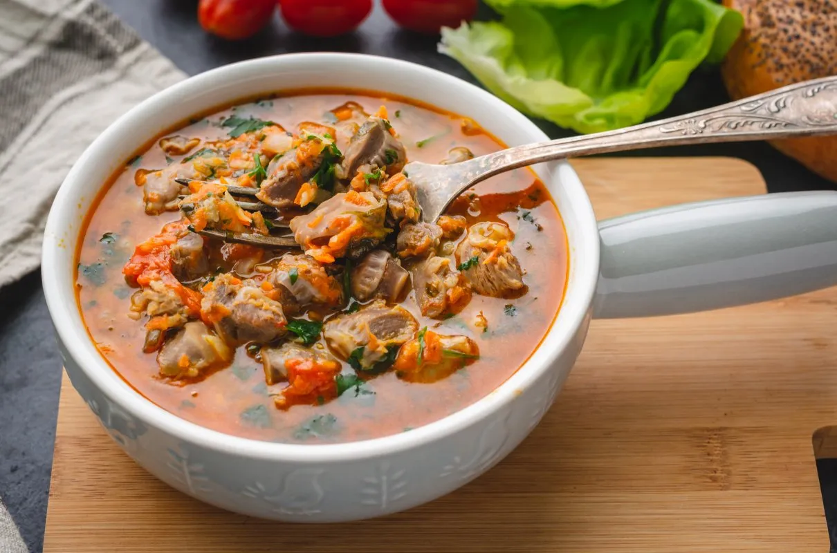 Gulasz z żołądków drobiowych, bardzo dobry przepis. Aromatyczne danie z kawałkami mięsa, marchewką i ziołami w sosie.