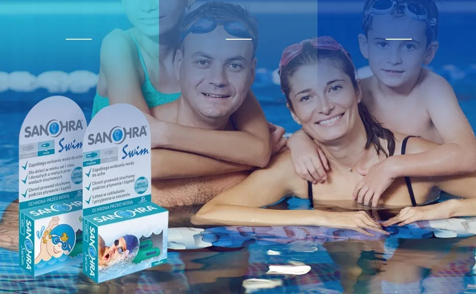 Dziecko w basenie z zatyczkami do uszu