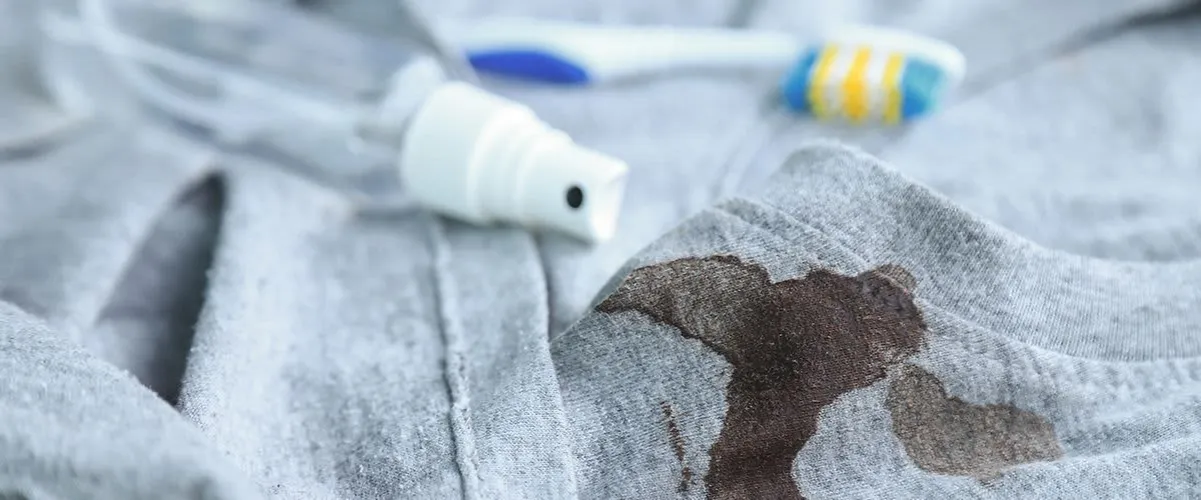 Domowe sposoby usuwania plam z ubrań