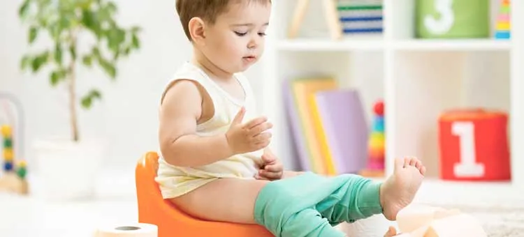 dziecko na nocniku uśmiechnięte