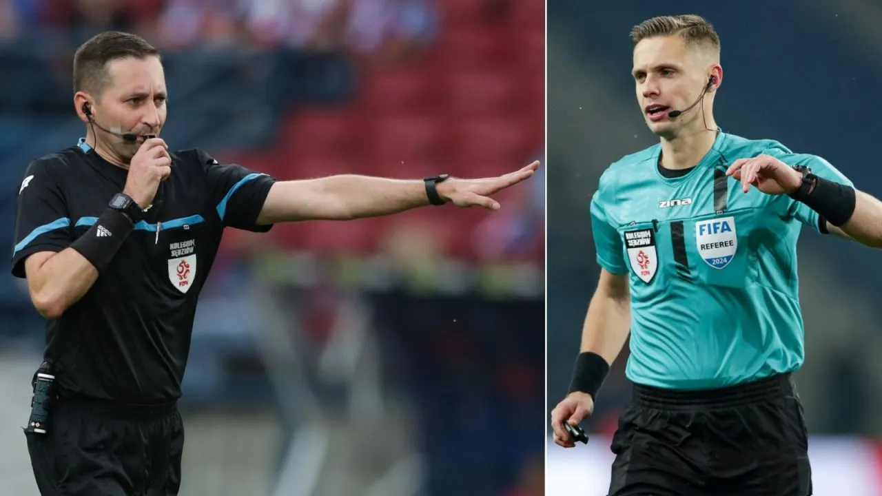 sędzia piłkarski pokazuje przerwę na nawodnienie