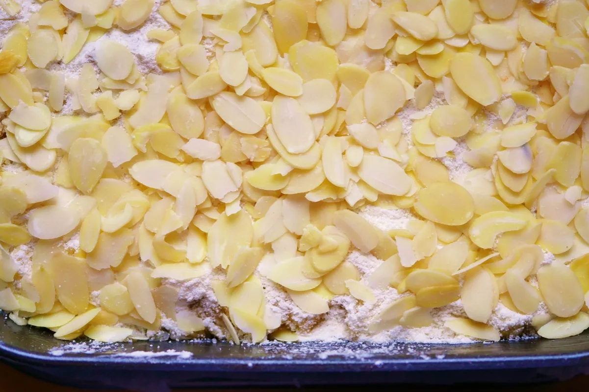 Składniki na szarlotkę sypaną: mąka, kasza manna, cukier, jabłka, masło