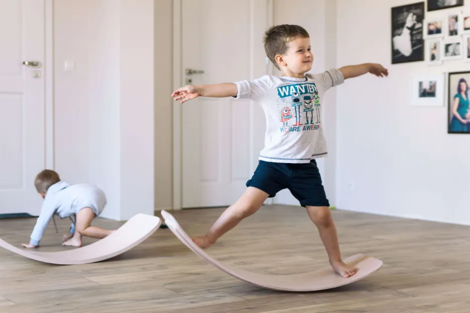 dziecko na desce do balansowania