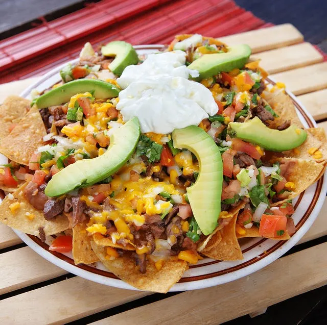 Variedad de nachos gourmet en un restaurante mexicano