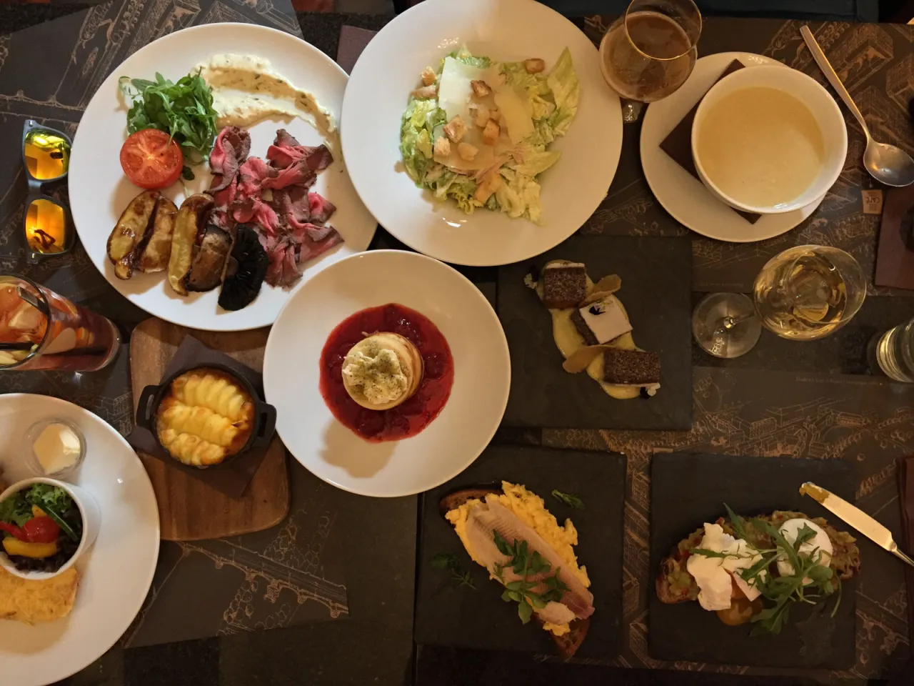 Kolacja w Pradze: pieczone ziemniaki, tatar, sałatka Cezar, zupa i deser. Warto zwiedzić to miasto!