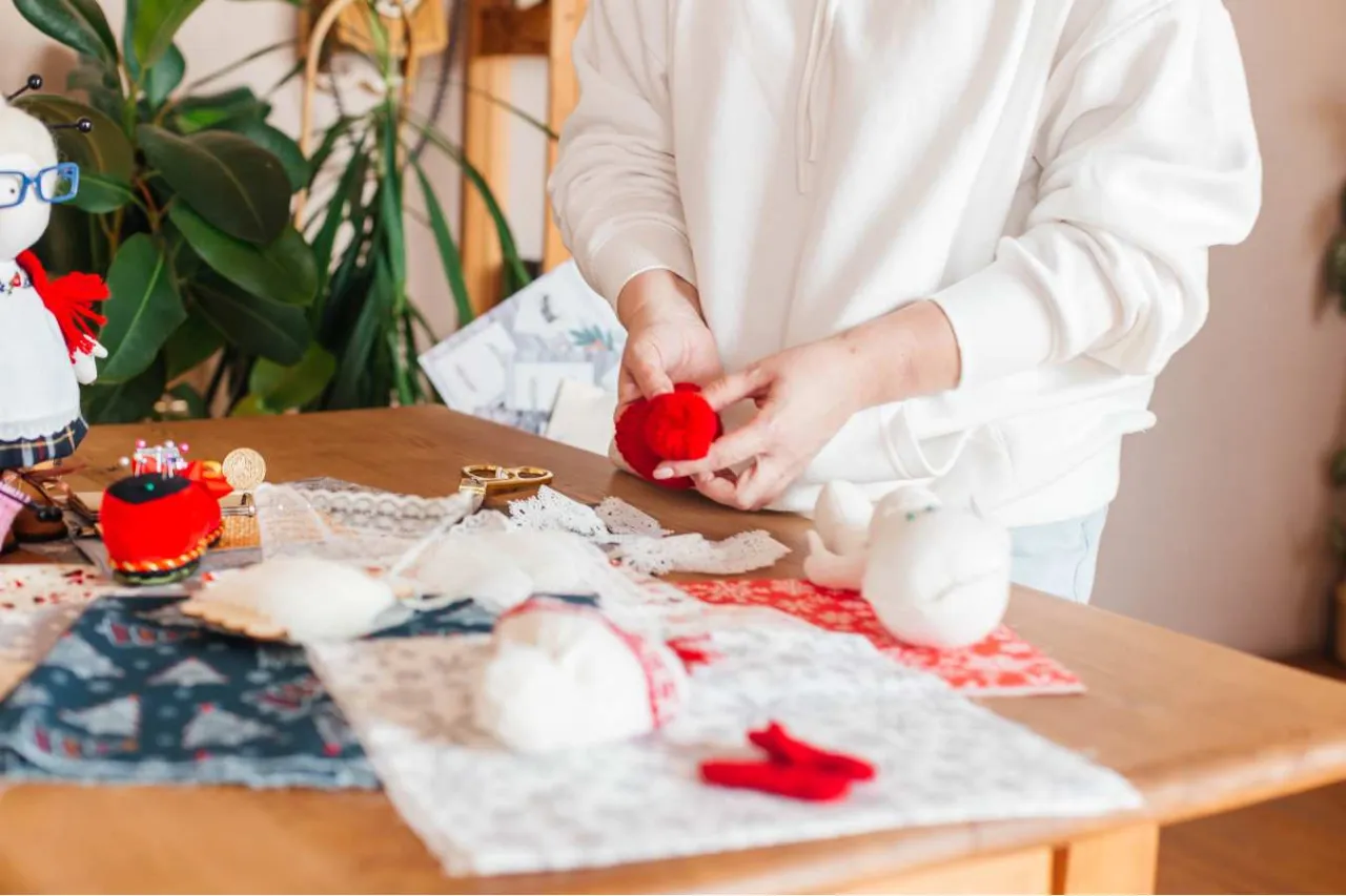 Materiały recyklingowe do Marzanny: gazety, butelki, szmatki