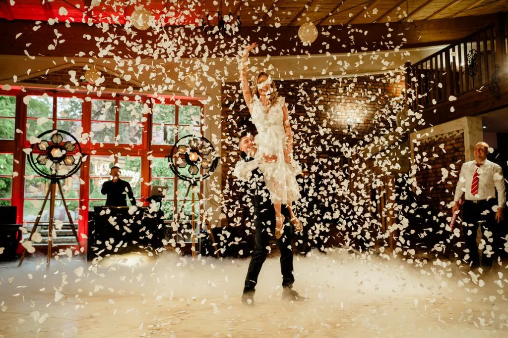 różne rodzaje konfetti ślubnego