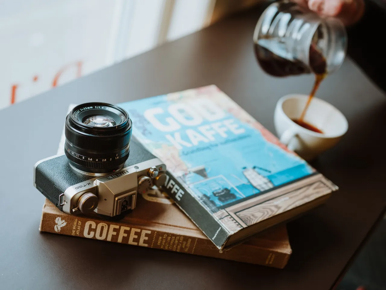 używany aparat fotograficzny na stole obok laptopa