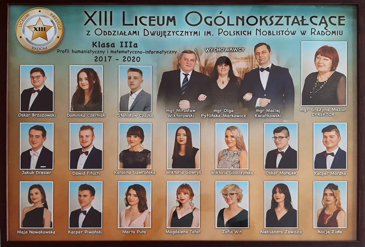 Klasa IIIA z Radomia, gdzie liceum trwa 3 lata (2017-2020), prezentuje swoich uczniów i wychowawców.
