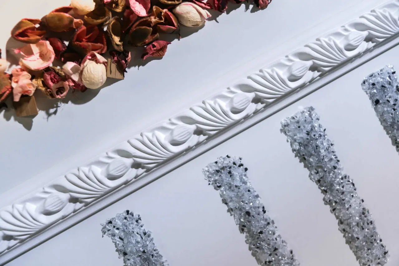 Eleganckie listwy ścienne aranżacje z motywem liści i ozdobnymi kryształkami, uzupełnione suszonymi kwiatami.