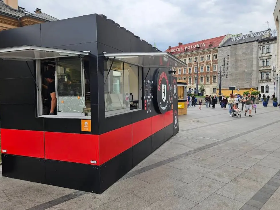 ruchliwy punkt z kebabem w mieście