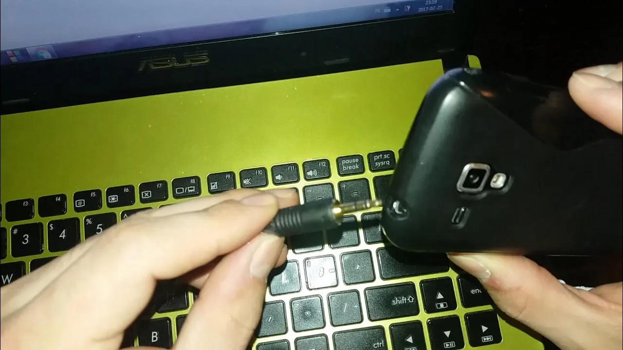 brudne gniazdo jack, kurz w porcie słuchawkowym