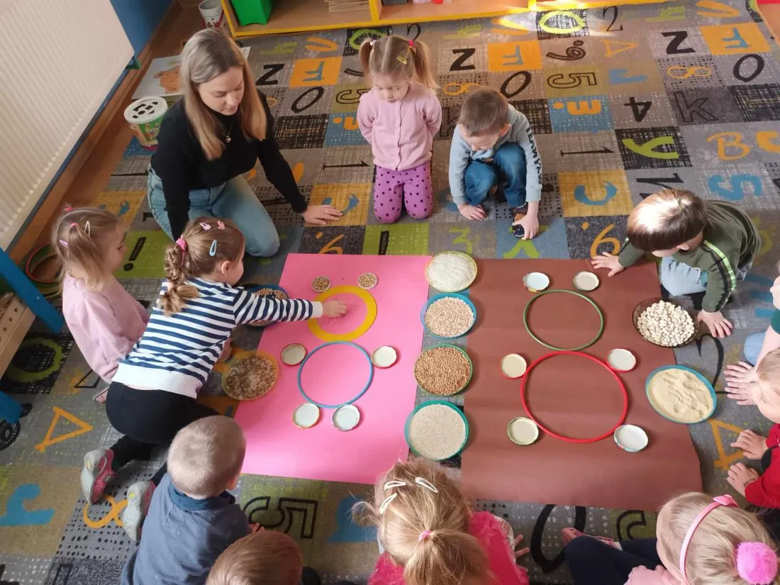 dzieci z pluszowymi misiami w przedszkolu zabawy