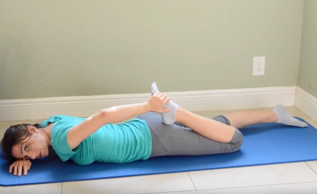 Ćwiczenia rozciągające uda w biurze