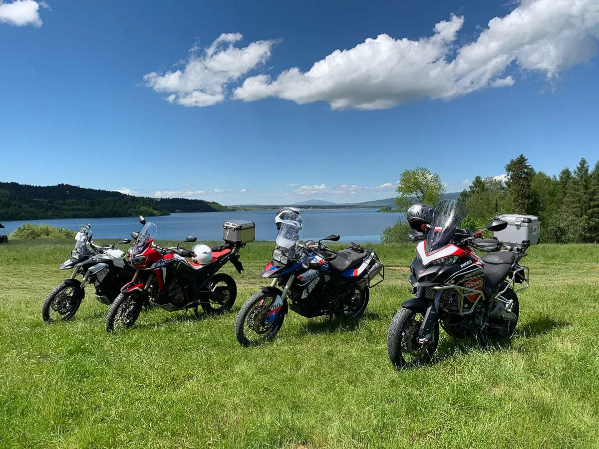 Motocyklista na krętej drodze z pięknym widokiem