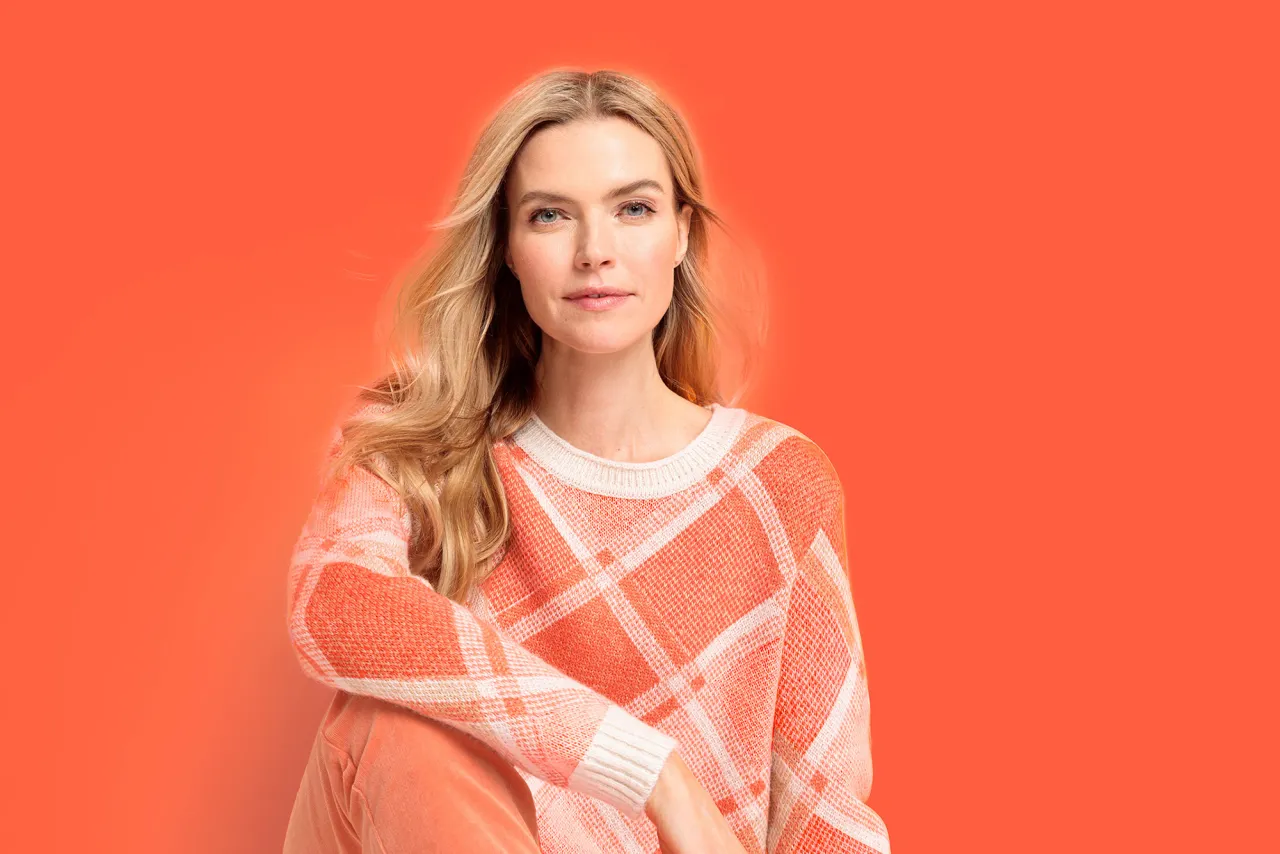 monochromatyczne stylizacje dla dojrzałych kobiet