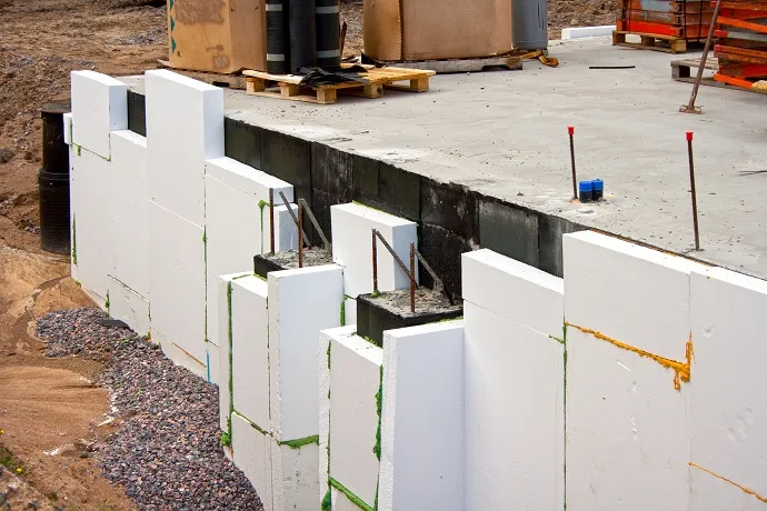 ocieplenie fundamentów styropianem proces