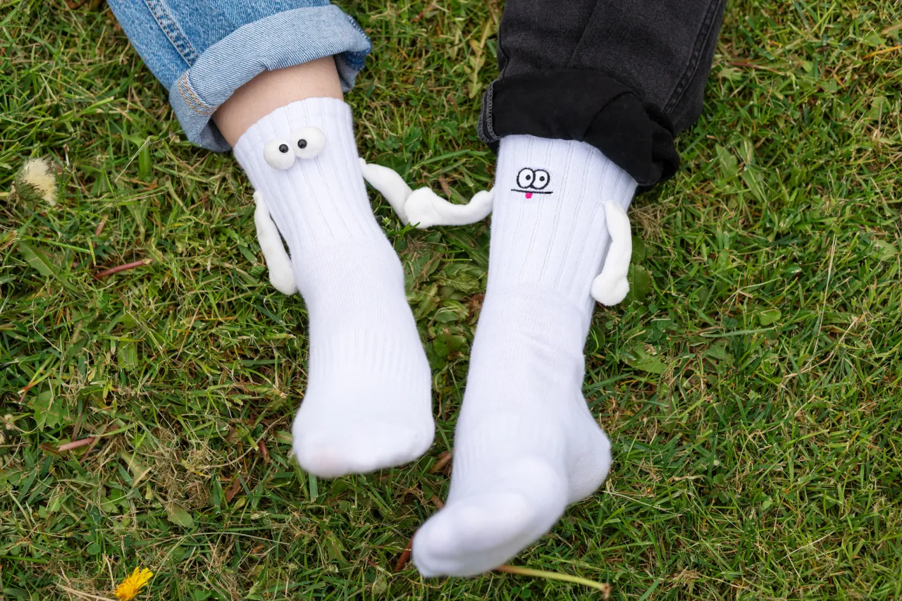 jak dbać o białe skarpetki na co dzień