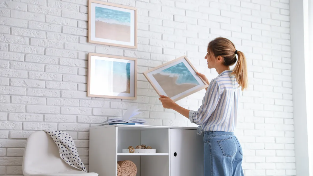 Przygotowanie ściany do wieszania obrazu bez wiercenia