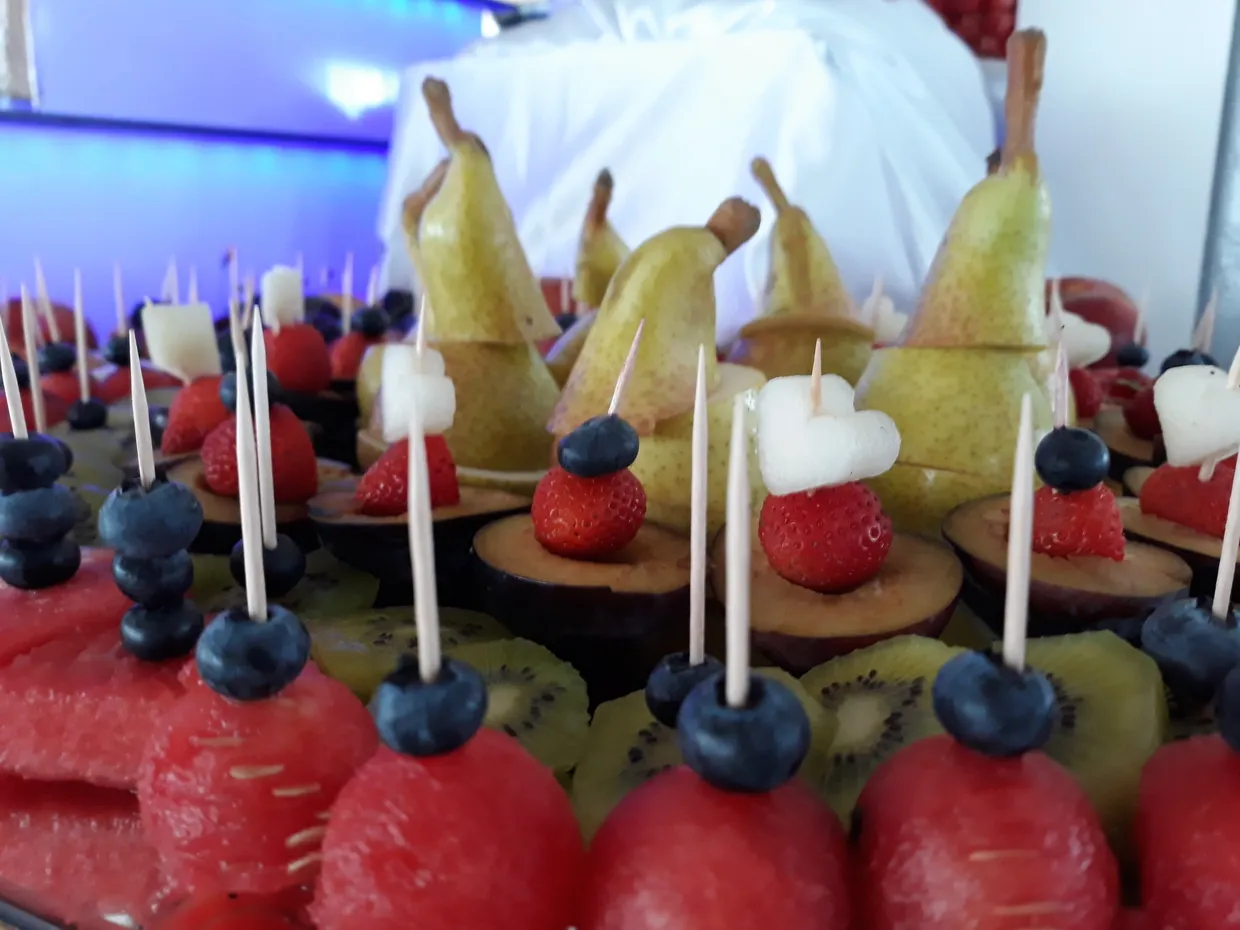 fontanna czekoladowa z owocami i gośćmi