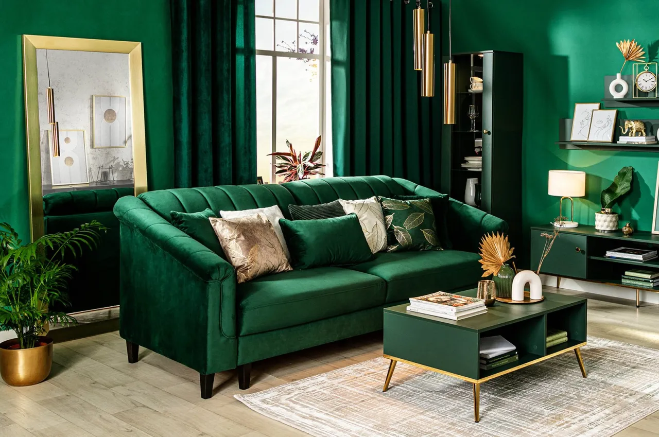 zielona kanapa z poduszkami, zielona kanapa z dywanem, zielona kanapa z zasłonami