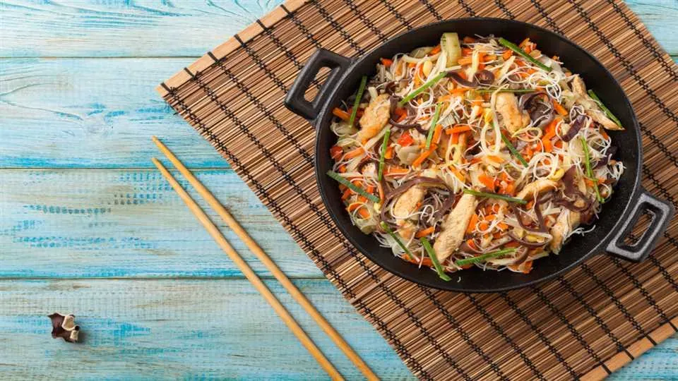 makaron ryżowy z kurczakiem i warzywami w woku