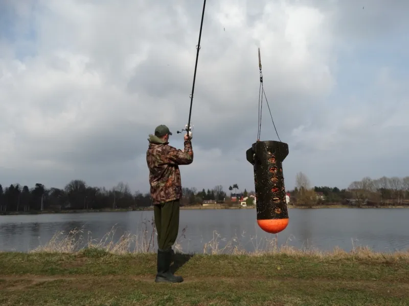 Wędkarz z wędką przygotowujący się do rzutu