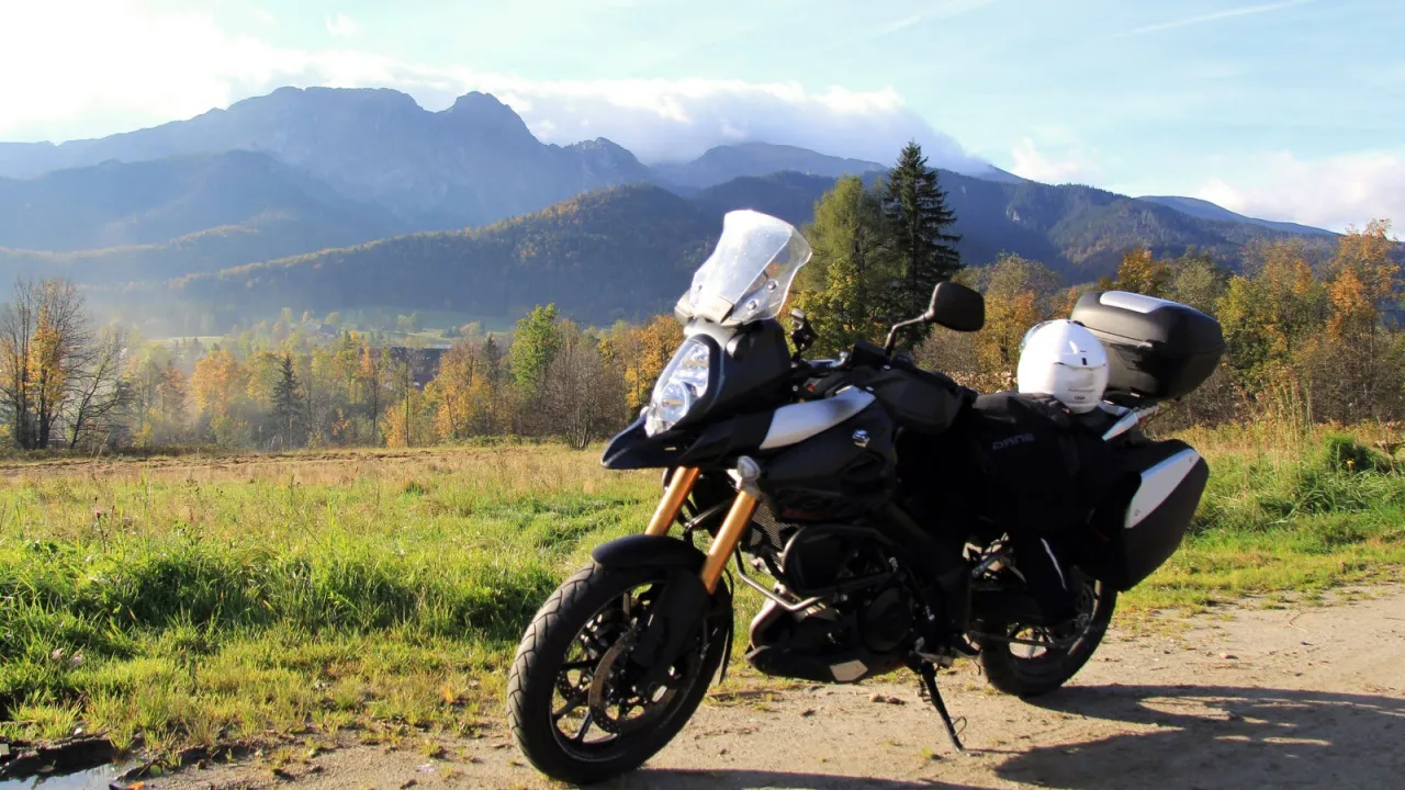 Motocykl na tle Tatr, malownicza droga