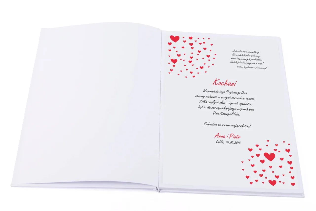 Rodzice piszący w księdze gości weselnych