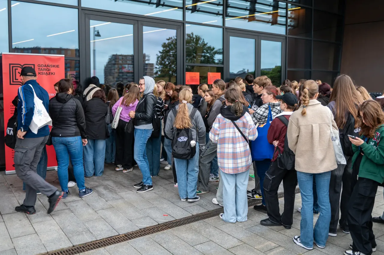 młodzi dorośli czytają książki New Adult