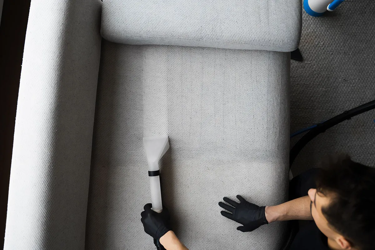 domowe sposoby czyszczenia kanapy zaciek&oacute;w